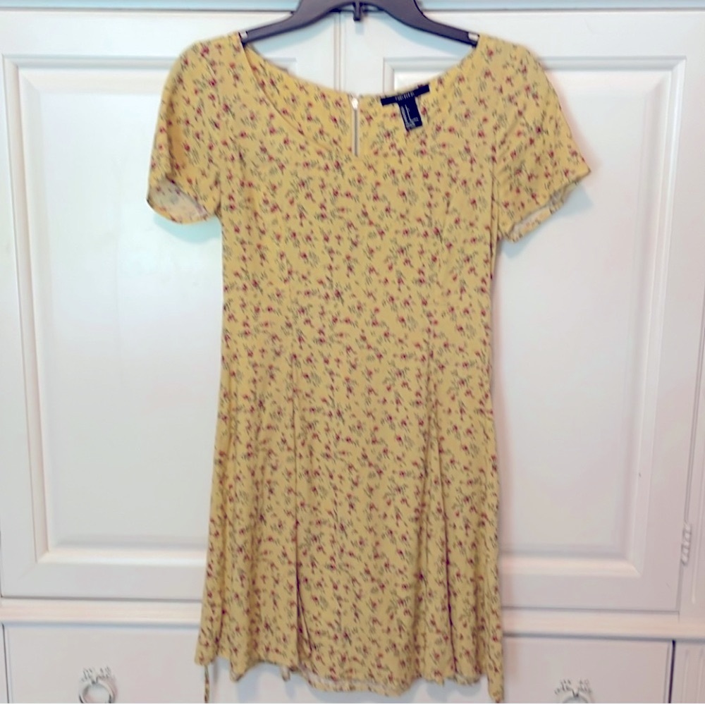 Roses on Yellow Dress